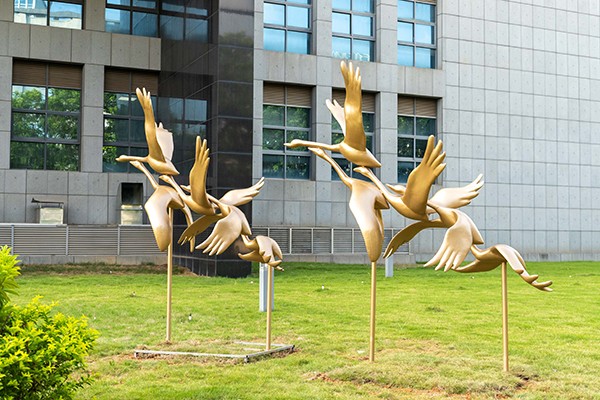 Golden Stainless Steel Bird Sculpture – Custom Outdoor Flying Bird Art for Landscape Decoration